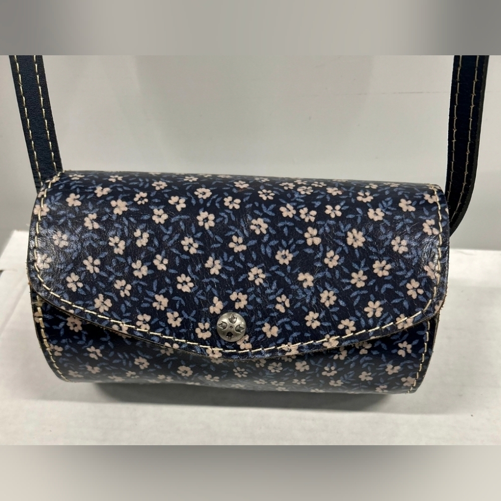 Patricia Nash Stylish Navy Light Pink Floral Daisies Barrel Crossbody Bag RARE